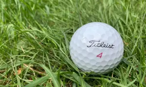 Jak daleko leci piłka golfowa? Odkryj maksymalne odległości i czynniki wpływające.