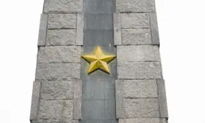 Złota gwiazda na kamiennym obelisku, jeden z poznańskich pomników.