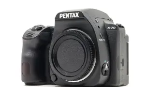 Pentax K-70 nera, pronta per la tua prossima avventura fotografica. Una recensione completa ne svela le potenzialità.
