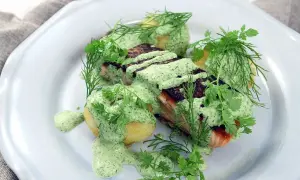 Grillad lax med potatis och grön sås, ett härligt fisk recept. Garnerat med dill och persilja.