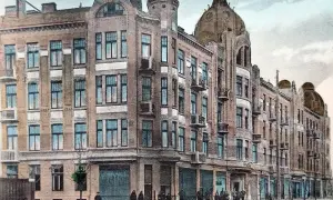 Elegancka kamienica z elementami secesji w Polsce, z charakterystycznymi wykuszami i kopułą.