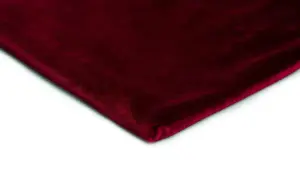 Głęboki, bordowy welur, miękki i lśniący. Co to za materiał? To welur, idealny na eleganckie zasłony lub sukienki.
