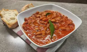 Un piatto di fagioli alla Bud Spencer, saporiti e fumanti, accompagnati da pane casereccio.