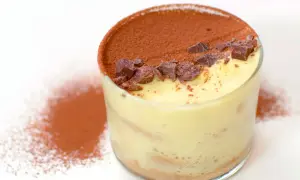 Un bicchiere di tiramisù classico, con crema soffice, cacao e scaglie di cioccolato. Perfetto per chi cerca una ricetta facile e golosa.