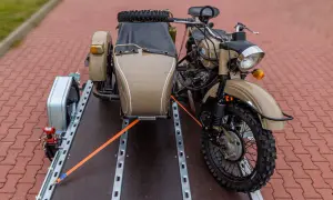 Przewóz motocykla: Samodzielnie czy z firmą? Co wybrać?