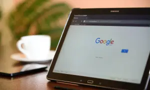 Tablet z wyszukiwarką Google. Dowiedz się, jak wylogować się z konta Google na wszystkich urządzeniach, by zwiększyć bezpieczeństwo.