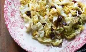 Verza in padella con uvetta, un contorno saporito e colorato servito su un piatto decorato.