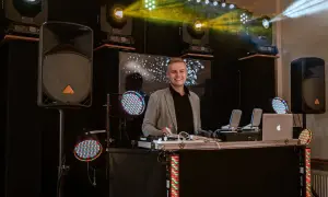 Ile bierze DJ za 18? Ceny, które zaskoczą i pomogą zaoszczędzić