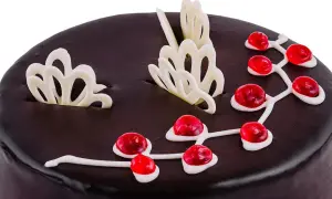 Piękne dekoracje na tort z kremu? Poradnik krok po kroku!
