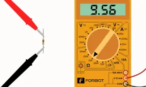 Multimetr mierzy oporność elementu elektronicznego.