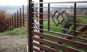 Jaki kolor ogrodzenia do brązowego dachu, aby uniknąć błędów w wyborze?