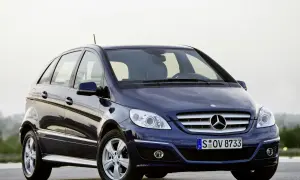 Ciemnoniebieski Mercedes W245 z błyszczącym lakierem stoi na drodze.