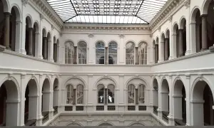 Innenhof des Nationalmuseums Breslau mit Arkaden, Säulen und einem Glasdach.