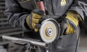 Rękawice ochronne i szlifierka kątowa to klucz do pytania: czym ciąć aluminium.