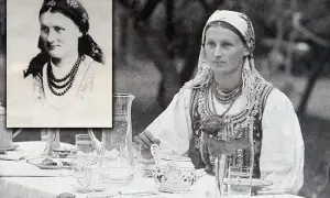 Lucjan Rydel i Jadwiga Mikołajczykówna w strojach ludowych, siedzą przy stole nakrytym do herbaty.