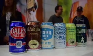 Sei lattine di birre americane famose, tra cui Dale's Pale Ale e Maduro Brown Ale, in esposizione.