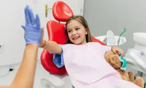 Kiedy z dzieckiem do dentysty? Kluczowe informacje, które musisz znać