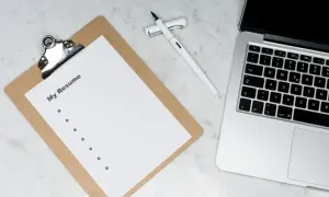 Taccuino con "My Resume", penna e laptop. Ideale per creare liste collocamento mirato.