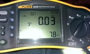 Miernik Fluke pokazuje niską impedancję pętli zwarcia 0.03 Ω, co jest dobrym wynikiem.