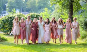 Brautjungfern in zarten Rosatönen und ein Brautkleid – so zieht man zur Hochzeit an! Sie strahlen in der Sonne.