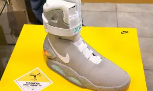 Nike MAG, najdroższe buty na świecie, z technologią "Magnetic Anti Gravity" na żółtym tle.