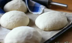 Impasti per pizza pronti per la lievitazione. La domanda è: quanto lievito per 1 kg di farina per pizza?