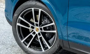 Rueda de Porsche azul con llanta deportiva. Los frenos de alto rendimiento son clave para la distancia de detención y frenado.