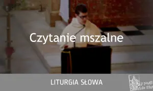 Młody mężczyzna w sutannie czyta psalm na dziś podczas liturgii słowa.