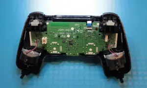 Wnętrze pada PS4 z widoczną płytką drukowaną i elementami. Dowiedz się, jak zresetować pada PS4, gdy napotkasz problemy.