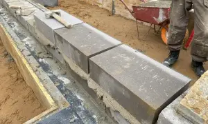Ile zaprawy do bloczków betonowych? Oblicz dokładnie potrzebną ilość