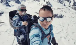 Justyna Kowalczyk z synkiem w nosidle w górach. To jej jedyne dziecko.