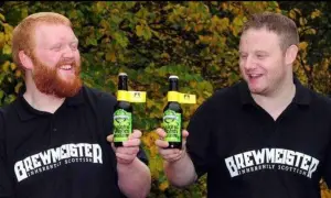 Due uomini sorridono tenendo bottiglie di birra. Potrebbe essere la birra più alcolica del mondo, prodotta da Brewmeister.