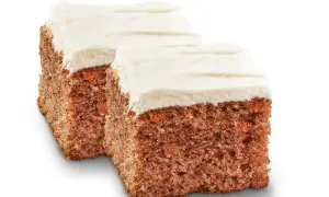 Två bitar saftig morotskaka med krämig frosting. Denna morotskaka är bakad med smör istället för olja för extra god smak.