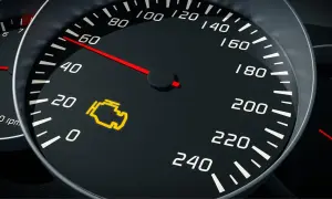Testigo de fallo motor encendido en el tablero. El velocímetro marca 60 km/h.