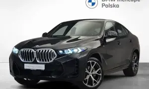 Eleganckie BMW X6 w kolorze czarnym, z charakterystycznym grillem i nowoczesnymi światłami. Sprawdź atrakcyjną bmw x6 cena w BMW Inchcape Polska.