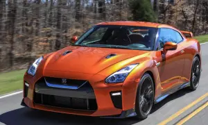Pomarańczowy Nissan GT-R pędzi po drodze. Sprawdź aktualną nissan gtr cena i poczuj moc!