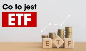 Co to jest ETF? Na obrazku kostki z literami E, T, F, stosy monet i wykres wzrostu.