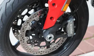 Rueda de moto con disco de freno y pinza Brembo. El sistema ABS garantiza una frenada de emergencia segura.