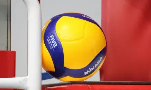 Jaka piłka do siatkówki! Żółto-niebieska Mikasa z oznaczeniem FIVB Approved czeka na grę.