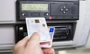 Une main insère une carte dans un tachygraphe intelligent affichant 172670.8 km.