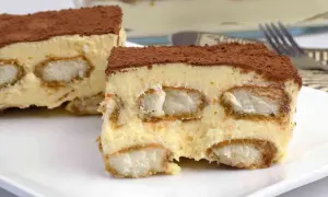 Pyszne tiramisu bez pieczenia, warstwowe, z biszkoptami i kremem, posypane kakao. Idealne na deser.