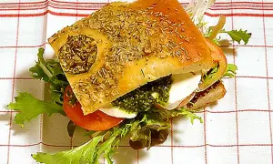 En härlig pesto macka med focaccia, mozzarella, tomat och grönsallad. Perfekt för en snabb och god lunch.
