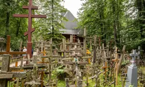 Tysiące krzyży tworzy niezwykły krajobraz na świętej górze Grabarka. Drewniane i kamienne symbole wiary otaczają cerkiew, tworząc miejsce pełne zadumy.