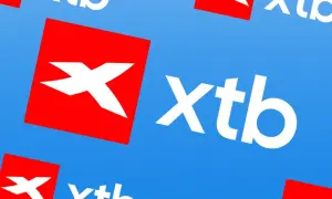 Viele rote Quadrate mit weißem X und das Logo "xtb" auf blauem Hintergrund. Hier sind meine xtb erfahrungen.
