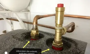 Dwa mosiężne śrubunki z miedzianymi rurkami, jeden z zaworem bezpieczeństwa. Woda leci, żadnego powietrza.