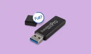 Czarny pendrive DataStick Pro z nakrętką obok. Czy jego pojemność jest wystarczająca?