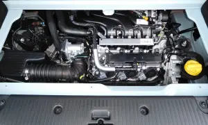 Silnik Renault Twingo 3, widok z góry. Widoczne elementy układu dolotowego, wtryskiwacze i żółty korek płynu.