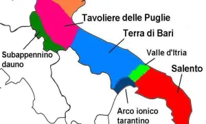 Mappa colorata che mostra dove si trova la Puglia, con le sue regioni: Gargano, Tavoliere, Terra di Bari, Valle d'Itria, Salento, Arco ionico tarantino e Subappennino dauno.