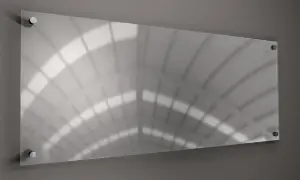 Przezroczysta płyta akrylowa mocowana na dystansach, co zamiast szyby w witrynie. Odbija światło i architekturę wnętrza.