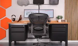 Ergonomiczne biurko dla wysokiej osoby z dwoma monitorami i wygodnym fotelem. Idealne do pracy i nauki.